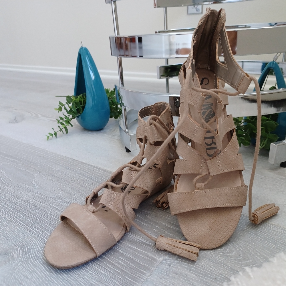 Women's beige flat sandals size 9.5
